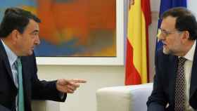 El presidente del Gobierno, Mariano Rajoy (d), durante la reunión mantenida hoy en el Palacio de La Moncloa con el portavoz del PNV en el Congreso, Aitor Esteban, en la ronda de contactos para intentar un pacto que permita su investidura.