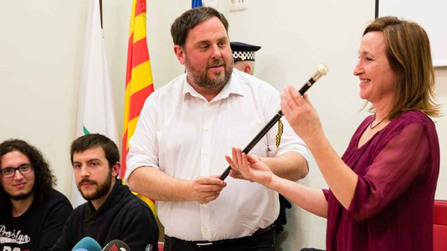 La alcaldesa de Sant Vicenç dels Horts, Maite Aymerich, recibe la vara de la ciudad de manos de su predecesor, Oriol Junqueras.