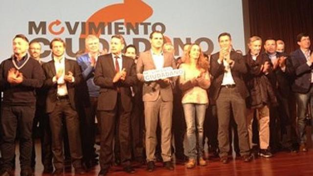 Albert Rivera, rodeado de las personas que han participado en la presentación de Movimiento Ciudadano en Barcelona