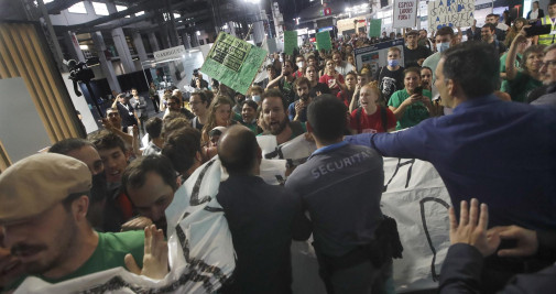 Manifestantes contra la feria inmobiliaria The District en la Fira de Barcelona / EFE - Marta Perez