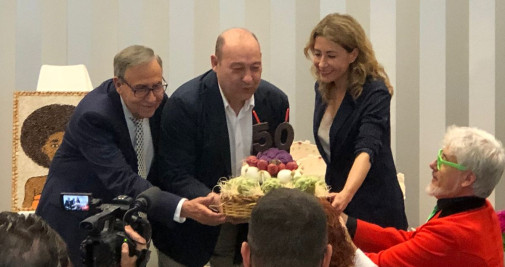 El alcalde de Viladecans, Carles Ruiz (c), junto a la ministra de Transportes, Raquel Sánchez (i), soplan las velas del 50 aniversario de la Fira de Sant Isidre / CG