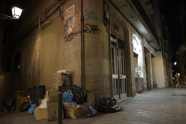 Una imagen de la suciedad en Ciutat Vella