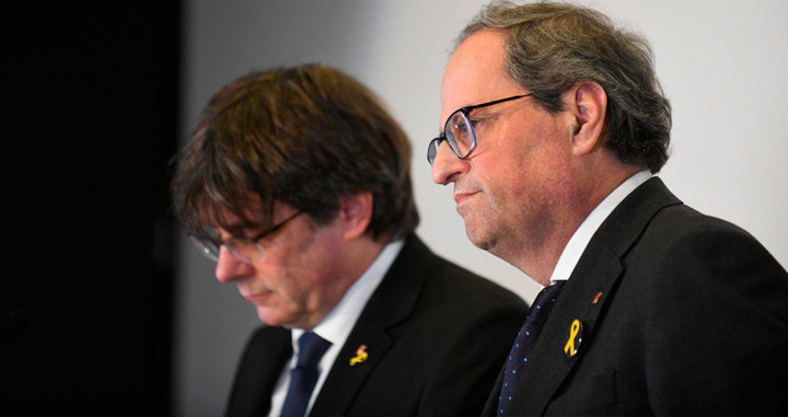 El presidente catalán, Quim Torra (d), y su antecesor huido, Carles Puigdemont / EFE