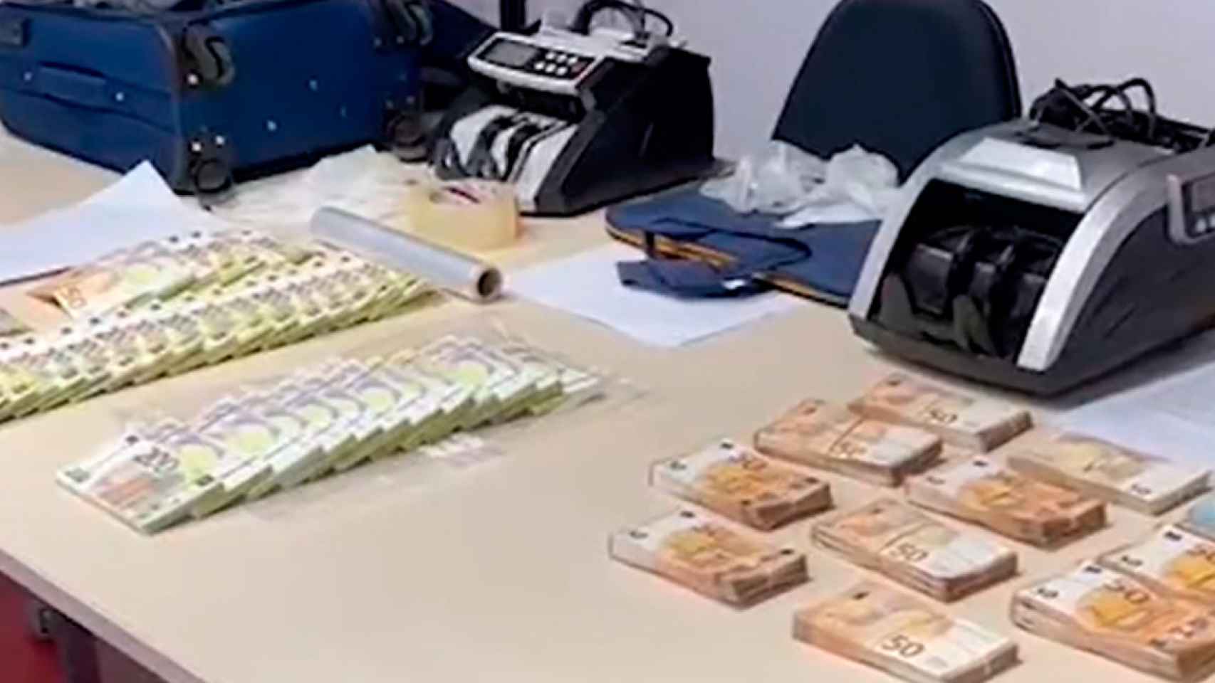 Material utilizado en una estafa, como la de un falso empleado bancario que se hizo con más de 300.000 euros en joyas y dinero / MOSSOS