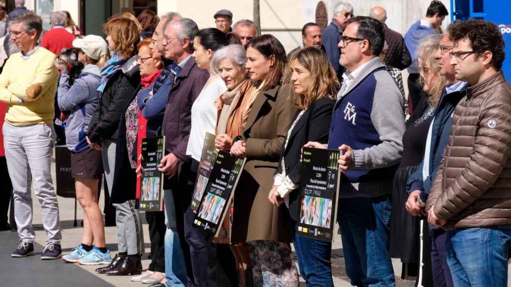 Minuto de silencio por el asesinato de una mujer en Olot a manos de su pareja policía / EUROPA PRESS