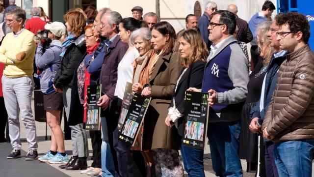 Minuto de silencio por el asesinato de una mujer en Olot a manos de su pareja policía / EUROPA PRESS