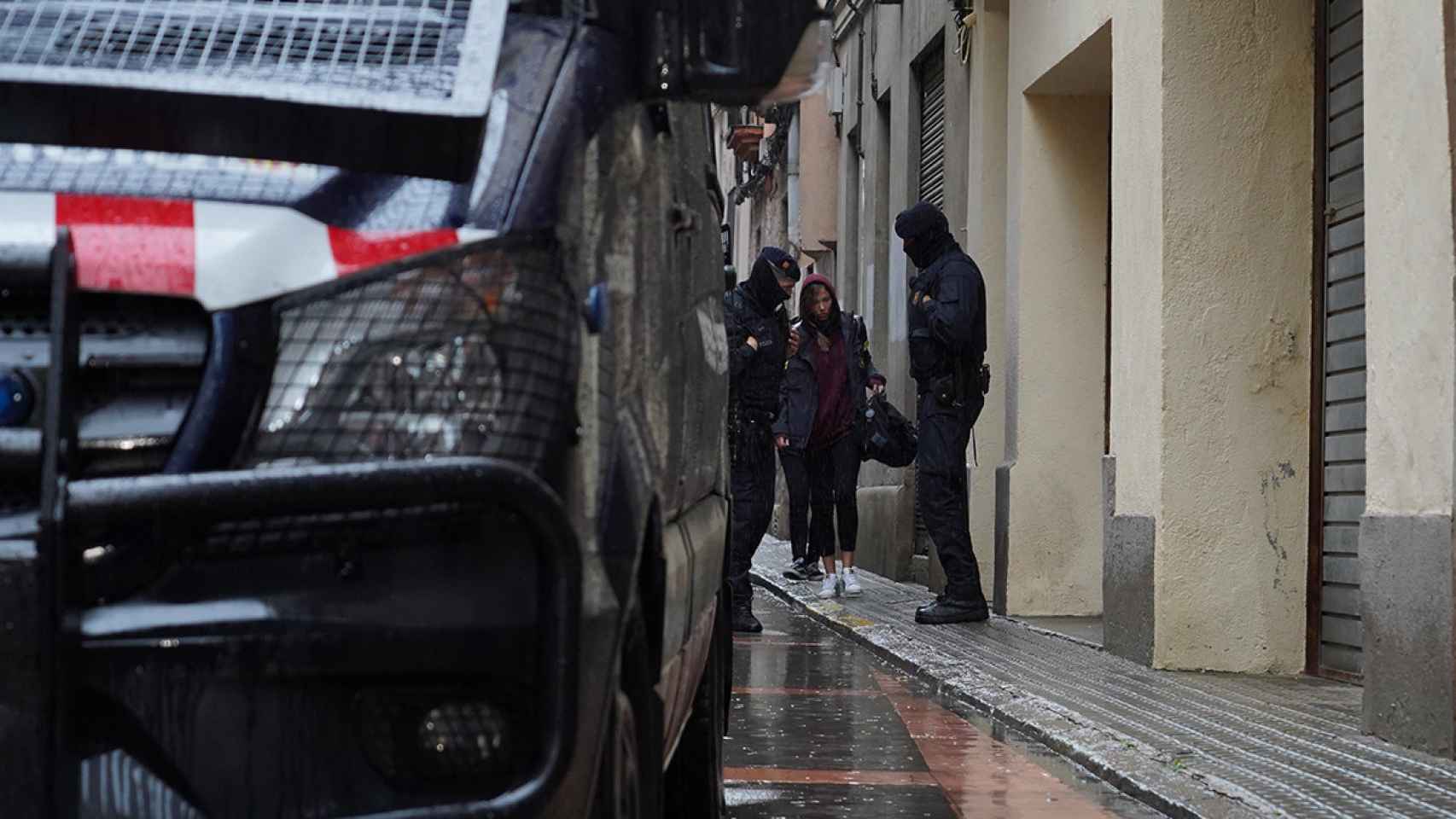 Registro de los Mossos de Esquadra en el domicilio del presunto violador de Igualada / LENA PRIETO