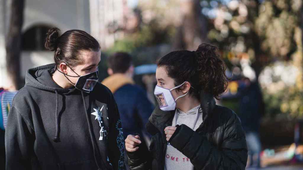 Las personas sordas tendrán una barrera menos con el fin de la mascarilla / EP