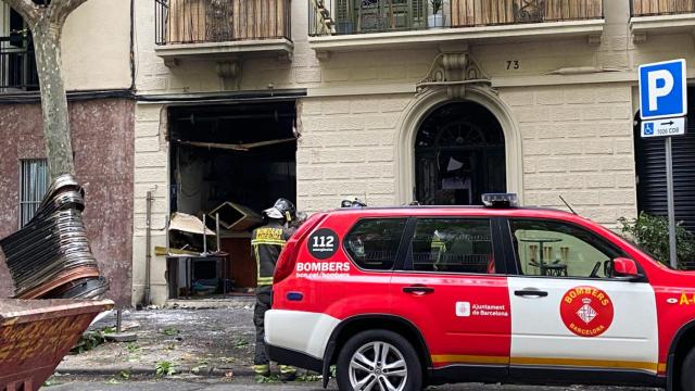 Imagen de los Bomberos ante el bar que ha estallado en el Eixample / CG