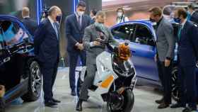 El rey Felipe VI se ha montado en una moto de BMW durante su visita al Automobile Barcelona / EUROPA PRESS