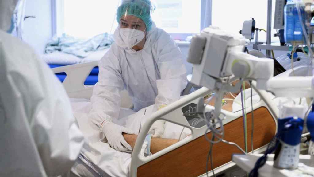 Uno de los hospitalizados por Covid / PEDRO PUENTE HOYOS (EFE)