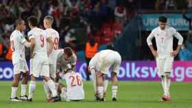 Los jugadores de la Selección, abatidos tras quedar eliminados de la final de la Eurocopa / Kiko Huesca (EFE)