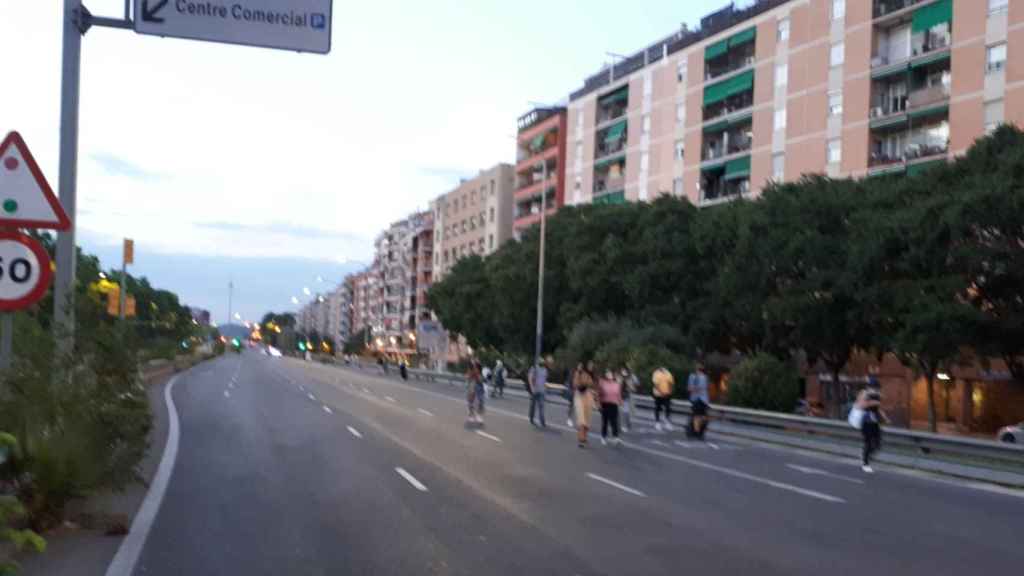 Pasajeros de autobús recorren a pie, con sus malestas, el trayecto entre plaza Mossén Clapés y la Sagrera, por el corte de la Meridiana / ANIBAL BARCA