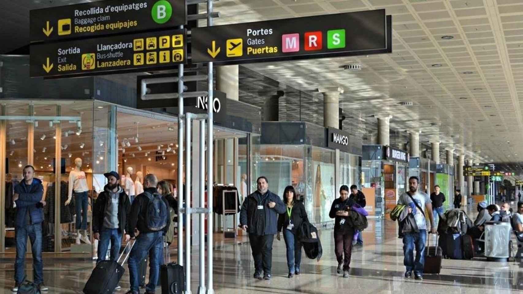 T2 del Aeropuerto de El Prat, en la que SATSE pide que haya enfermeros para evitar la propagación del Covid / EP