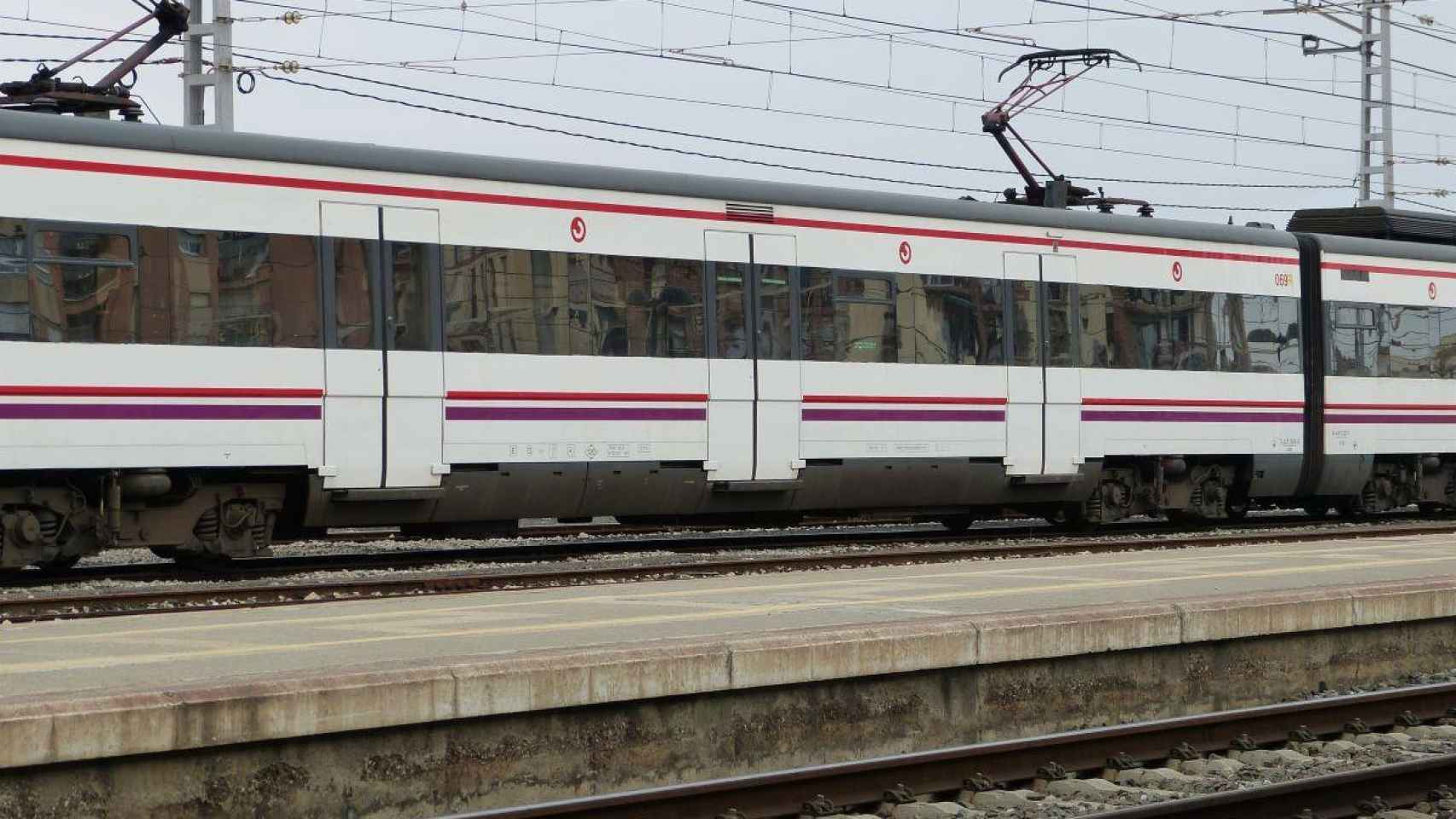 Un tren de Rodalies detenido en una estación / EP