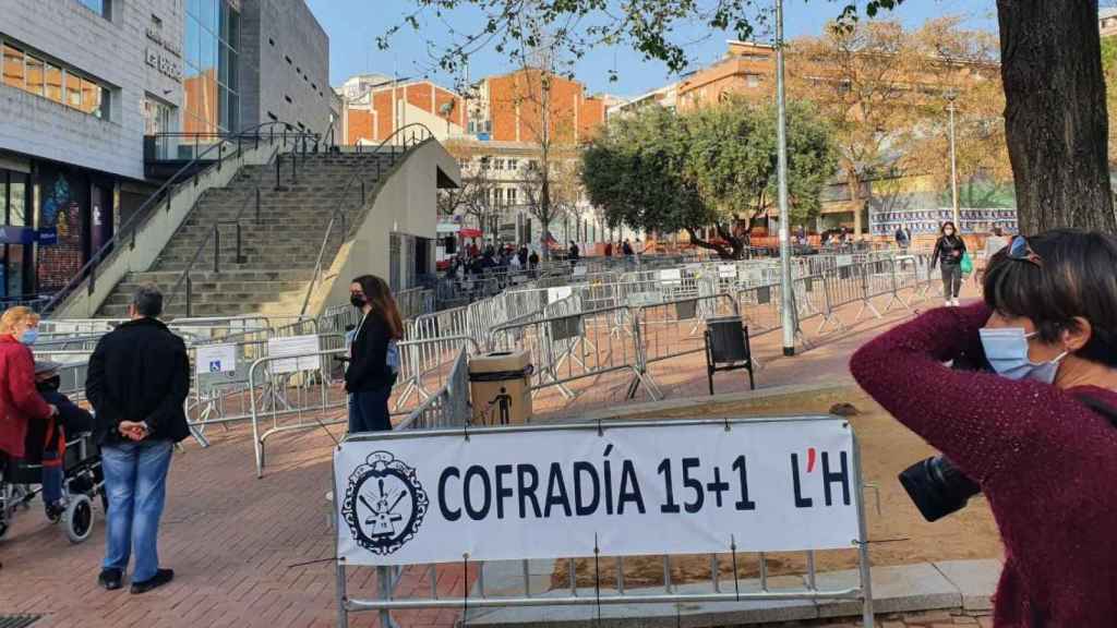 La Cofradía 15+1, que se celebra este Viernes Santo en la plaza de la Bòbila de L'Hospitalet / AYUNTAMIENTO DE L'HOSPITALET