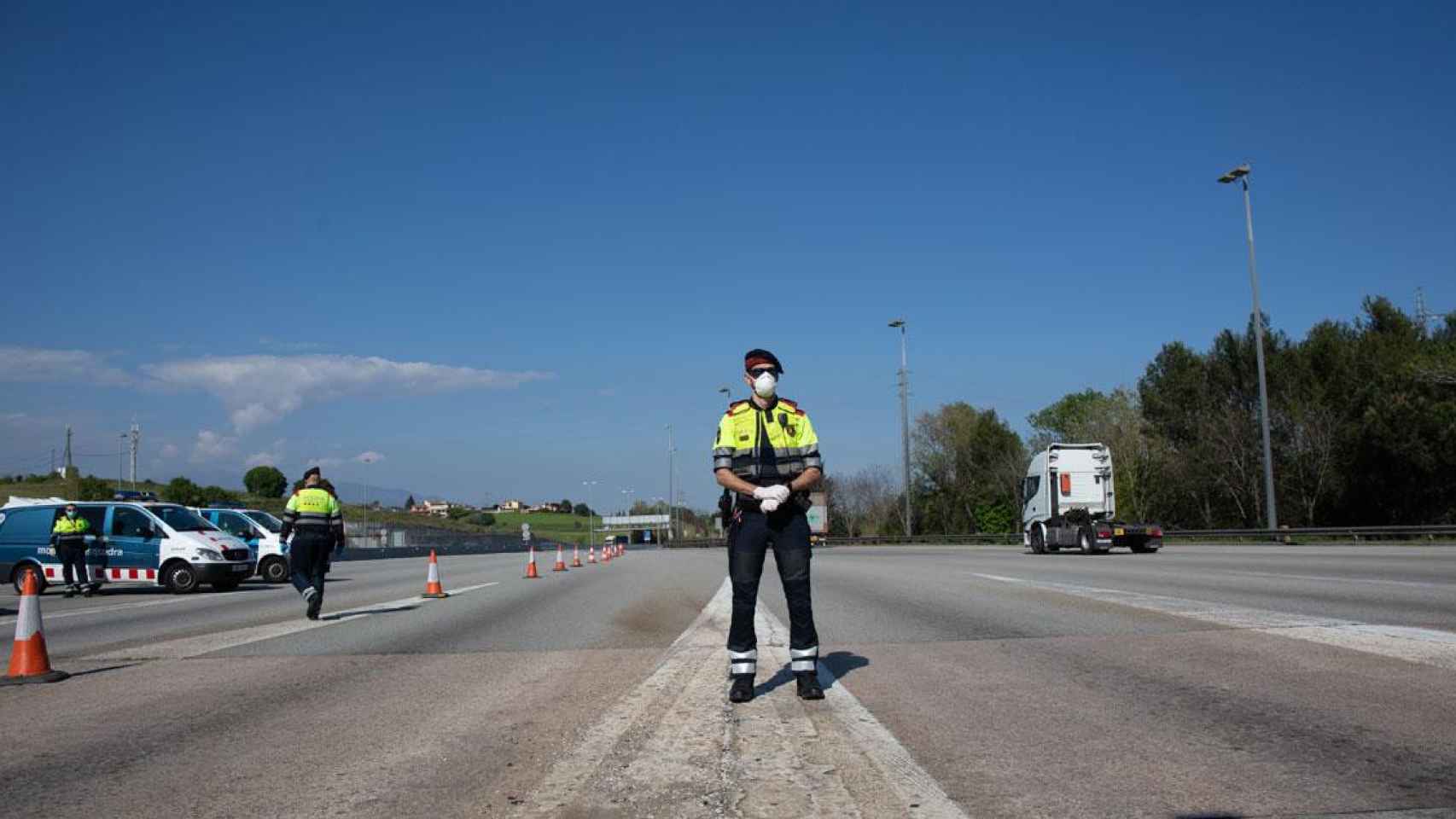 Agentes de Mossos durante un control por la panemia del coronavirus / EUROPA PRESS