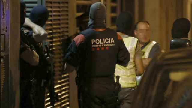 Un registro policial para recabar pruebas sobre los atentados del 17A / MOSSOS