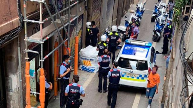 Efectivos de Mossos y Urbana en Ciutat Vella, tras el enfrentamiento entre bandas / Miguel N.T.