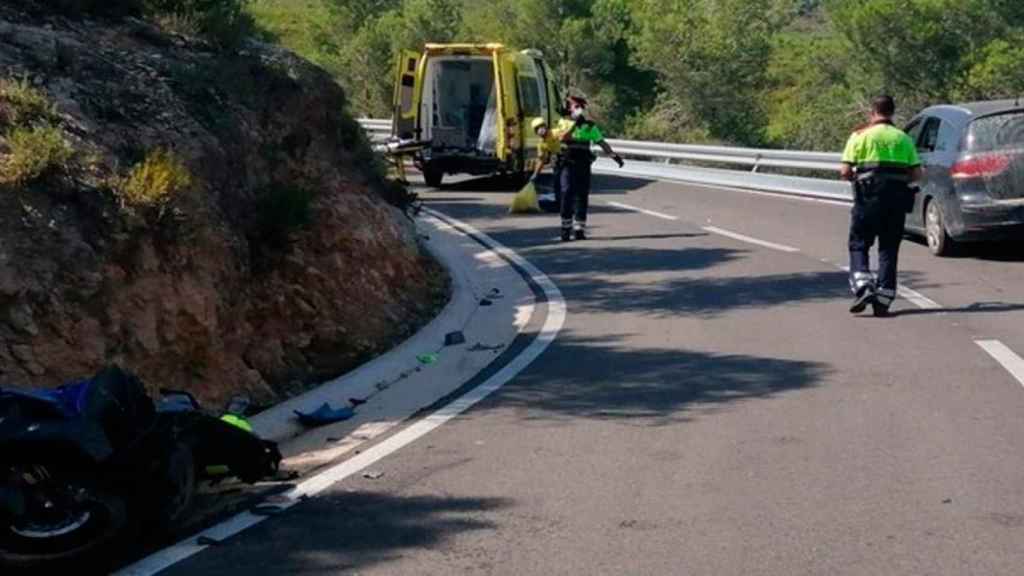 Imagen posterior al accidente entre una moto y un coche en Sant Jaume dels Domenys / CCMA