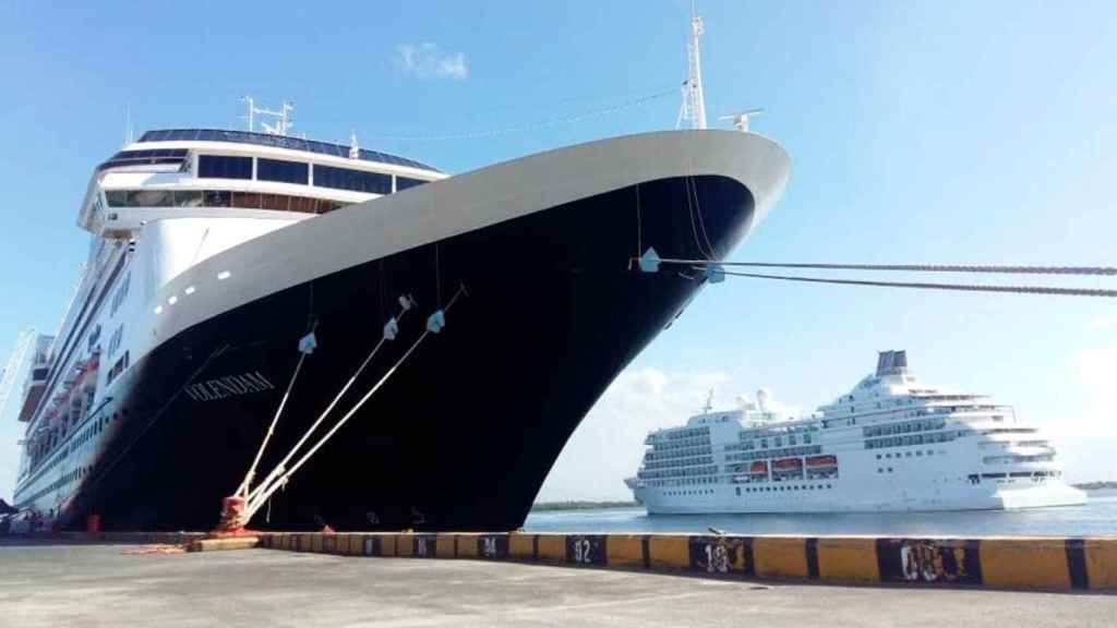 El buque Seven Seas Navigator (fondo) de Norwegian Cruise Line, atracado con un brote de coronavirus en el Puerto de Barcelona / CG