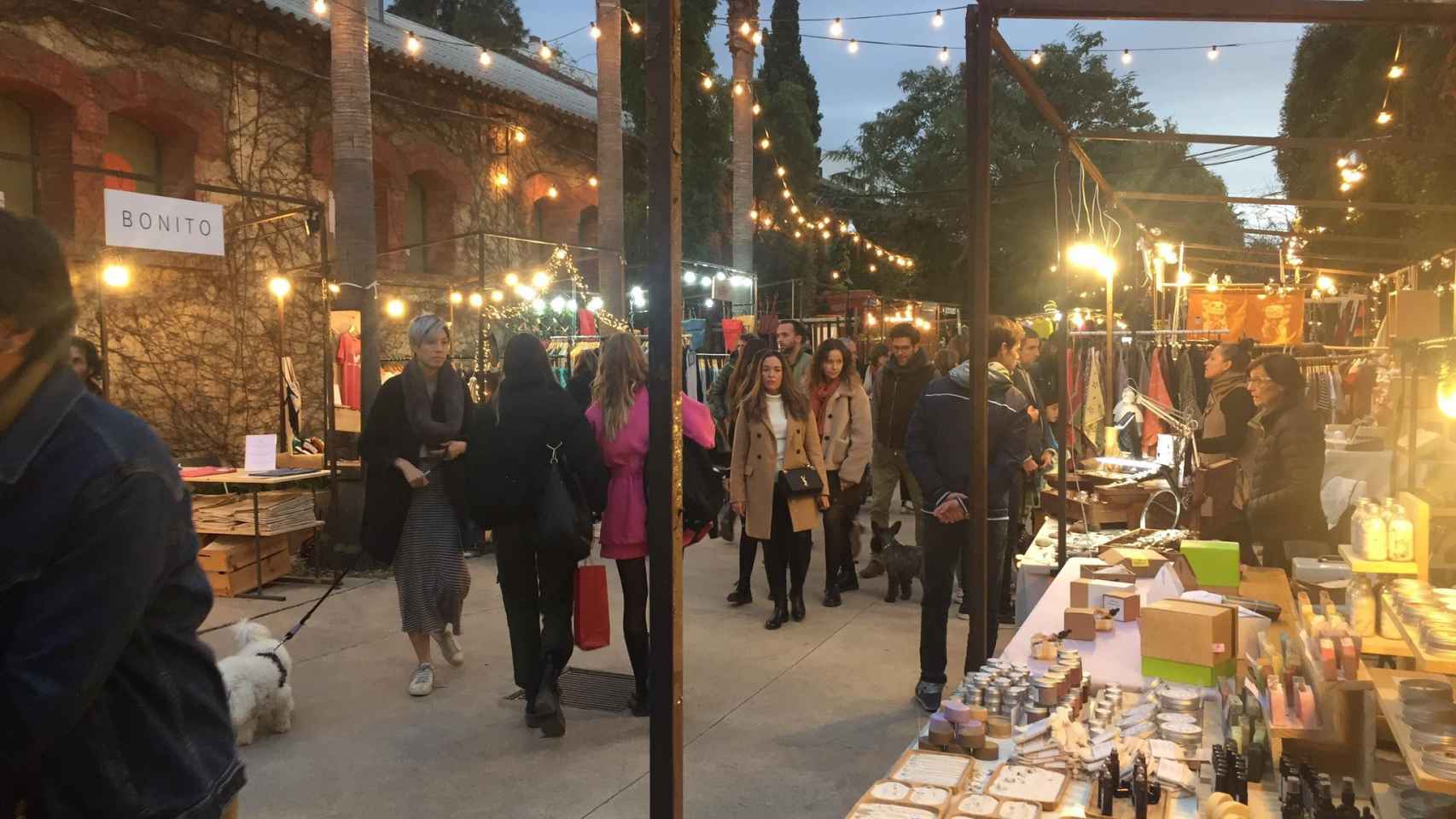 Gente pasea por una de las calles de Palo Market Fest / CG