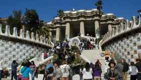 Decenas de turistas en el Parc Güell / EUROPA PRESS