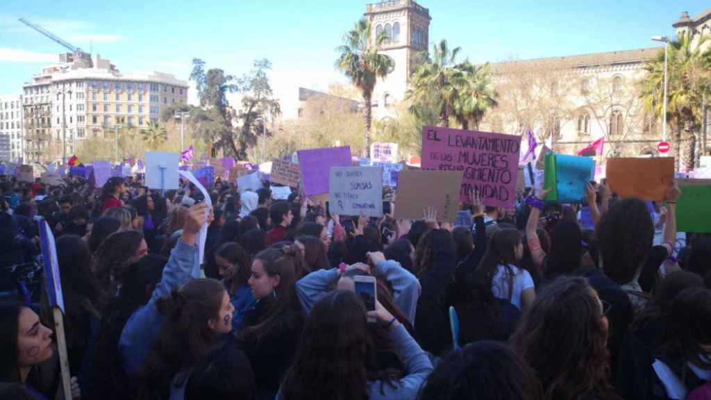 Estudiantes se manifiestan el 8M en la plaza Universitat / TWITTER