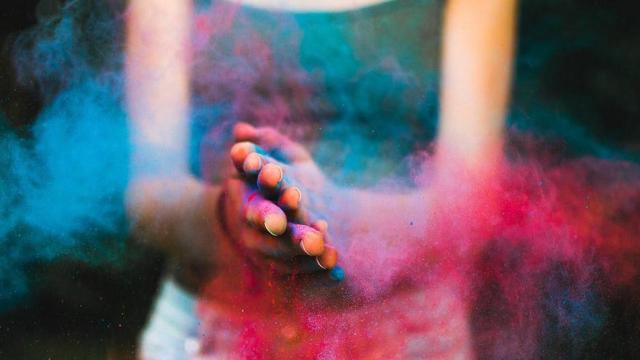 Holi, una de las razones que animan a viajar en el mes de marzo / PIXABAY