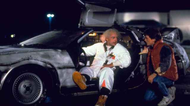 Doc Brown y Marty McFly en su DeLorean, la máquina que utilizaban para viajar en el tiempo / REGRESO AL FUTURO