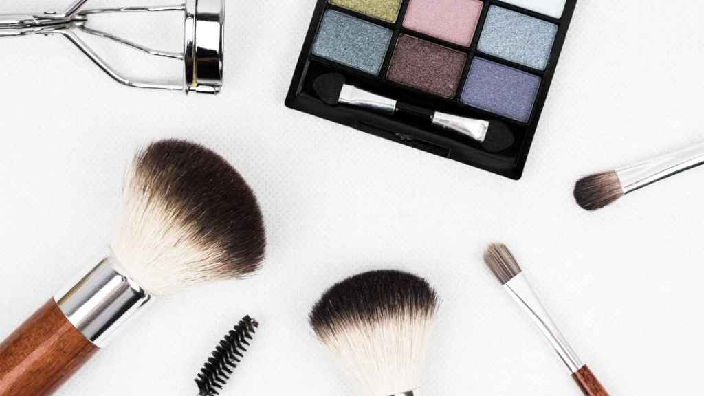 Brochas, sombras y otros accesorios de maquillaje / PIXABAY