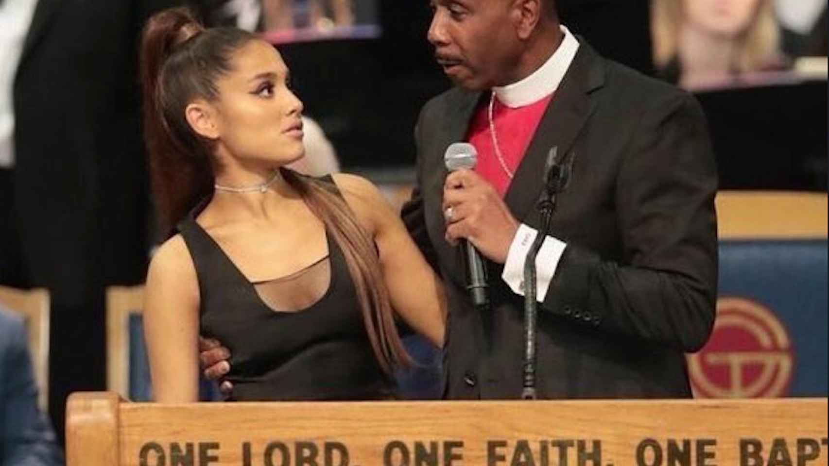 Una imagen del momento en que el obispo magrea a Ariana Grande en el escenario