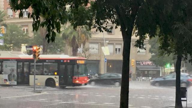 Las intensas lluvias que han caído este mediodía en Barcelona, a la altura de la calle Marina, una tormenta que ha propiciado que se activase el plan Inuncat / CG