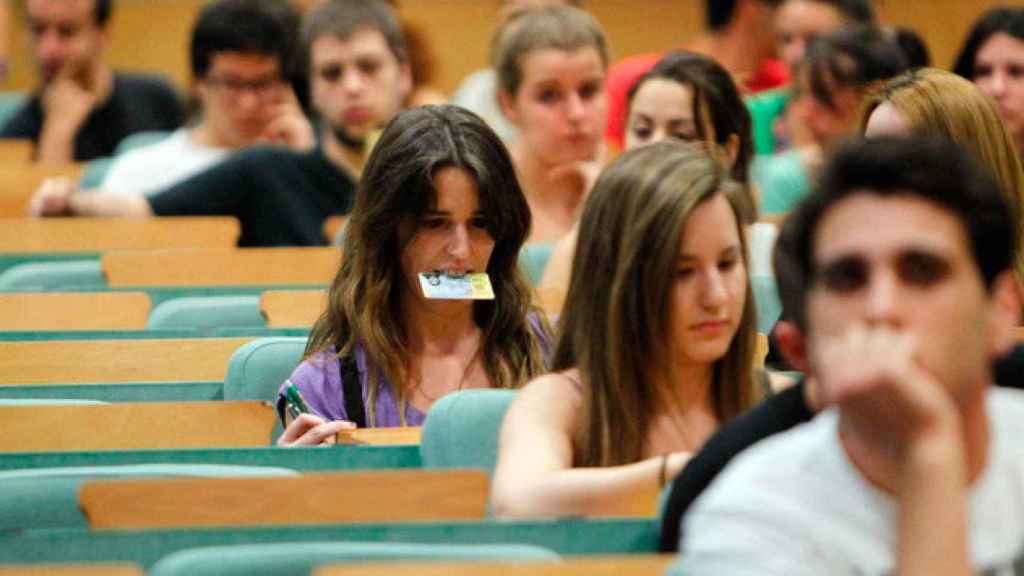 Estudiantes se preparan para el cuestionado Plan Bolonia en España