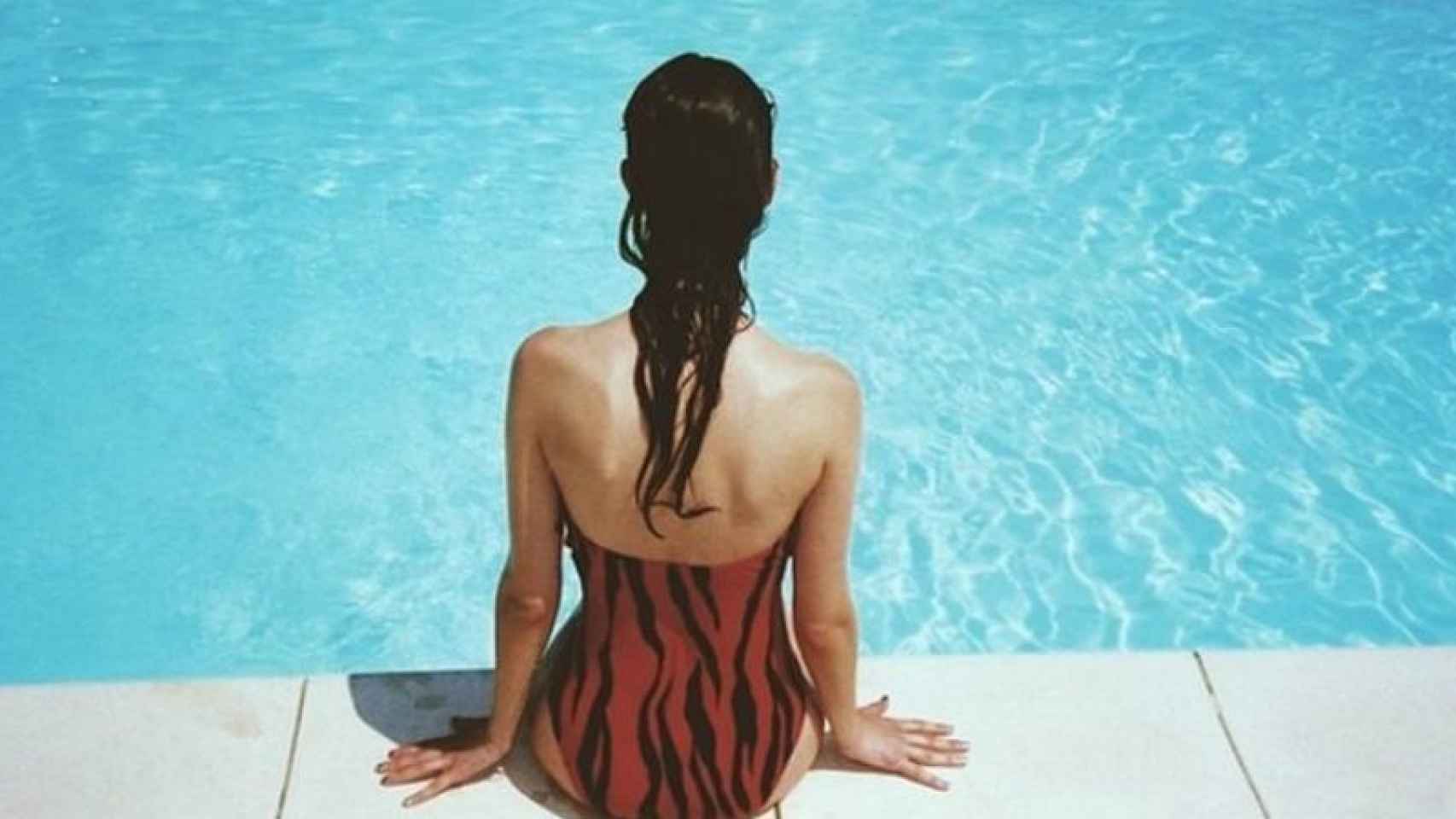 Una mujer bañándose en una piscina.