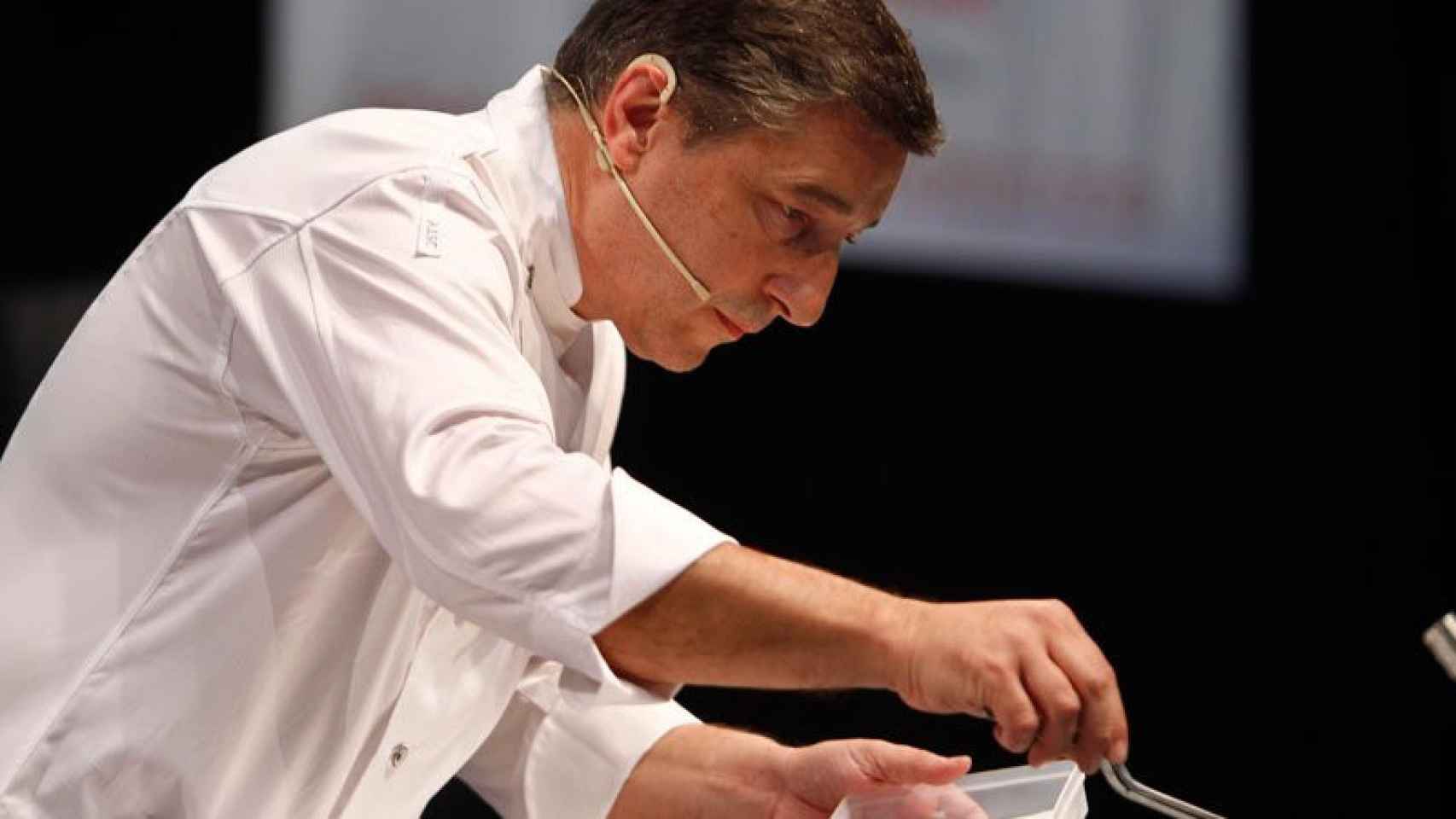 Joan Roca, del Celler de Can Roca, preparando una de sus creaciones.