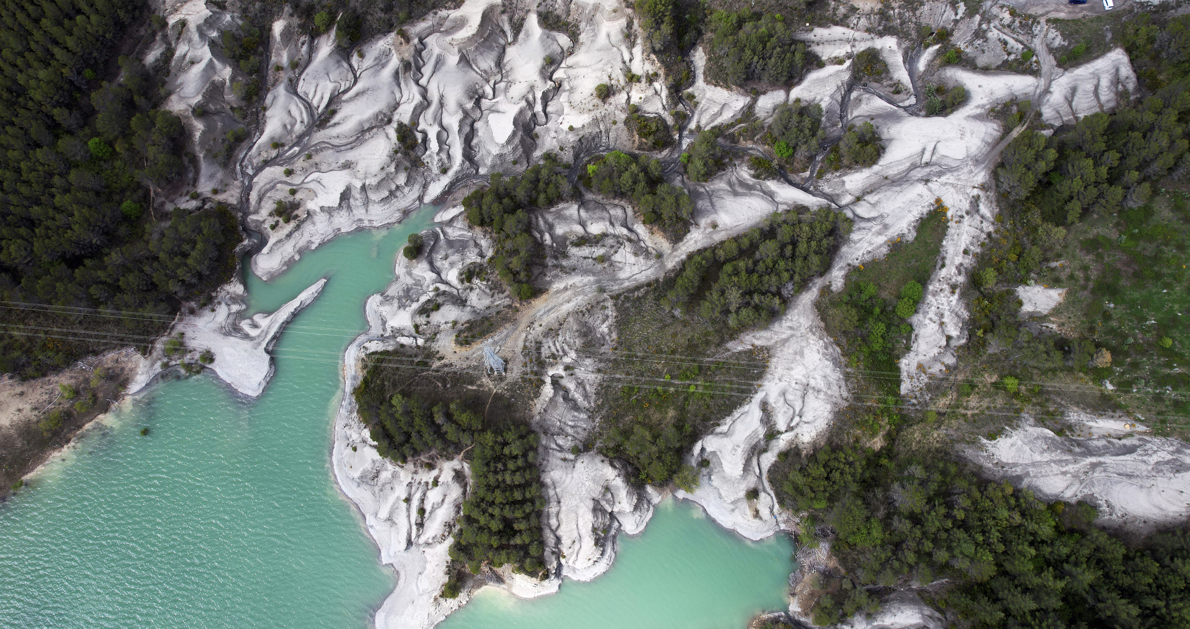 Imagen tomada desde un dron de los alrededores del pueblo abandonado de Tiermas por la construcción del pantano de Yesa / EFE