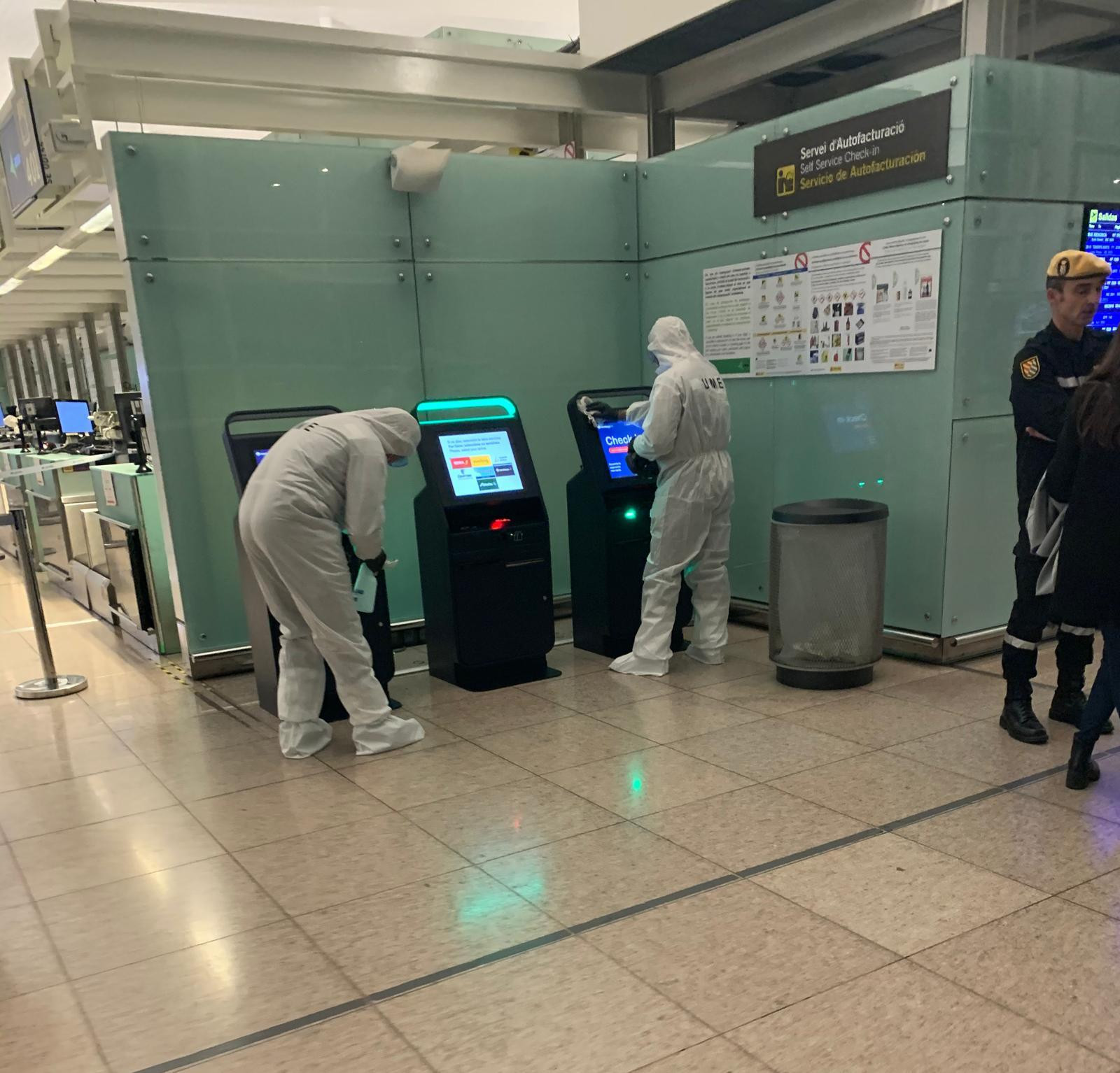 Militares desinfectando en aeropuerto de El Prat / CG  