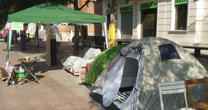 Campamento de Ingrid León, la mujer que espera frente al Ayuntamiento de l'Hospitalet / CG