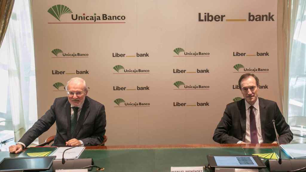 El presidente de Unicaja, Manuel Azuaga (izq.), y el consejero delegado, Manuel Menéndez / EP