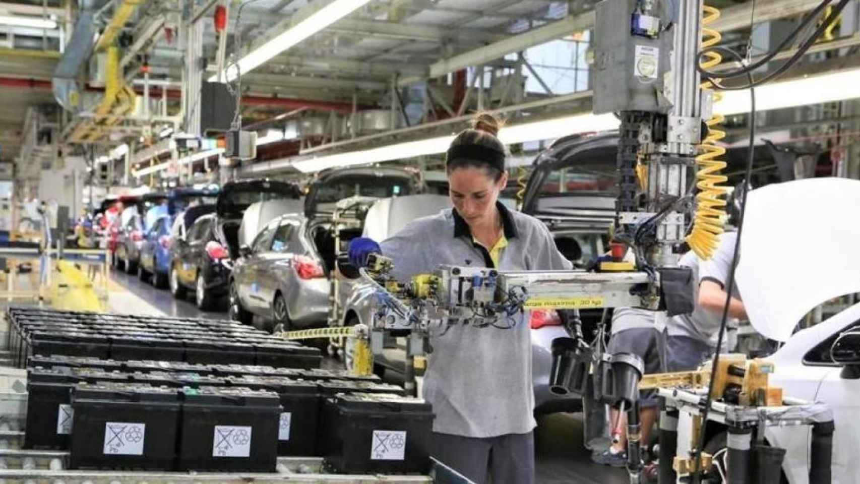 Una trabajadora del motor en una cadena de montaje. Convenios / EFE