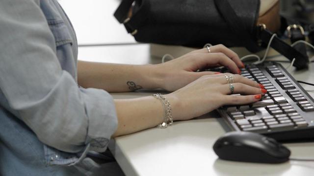 Una trabajadora en su oficina / EP