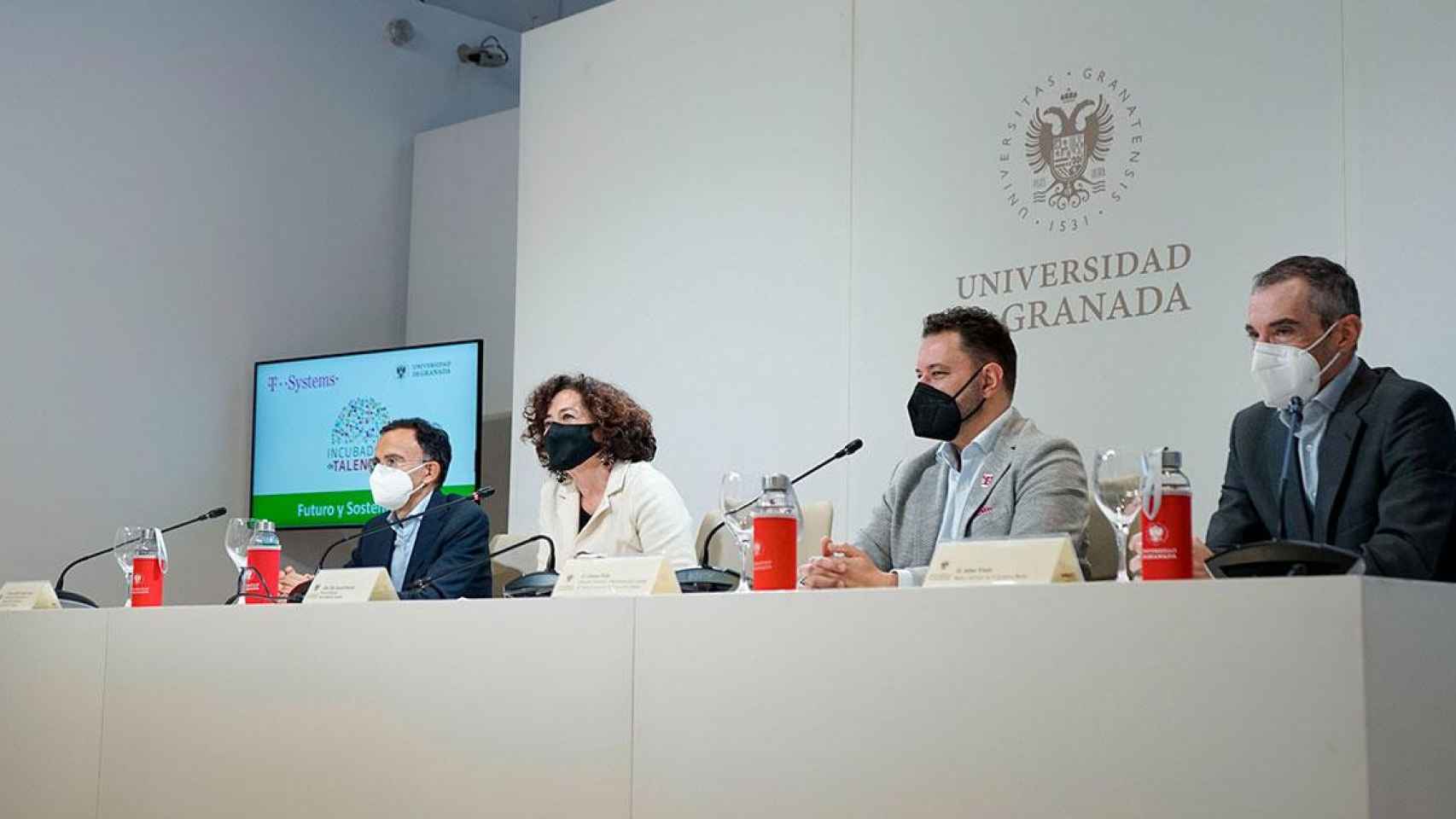 Juan Alberto Aragón Correa, codirector de la Cátedra Talento y Liderazgo; Pilar Aranda, rectora de la Universidad de Granada (UGR); Osmar Polo, director general de T-Systems Iberia; y Aitor Vinós, ‘senior advisor’ de T-Systems Iberia / UGR