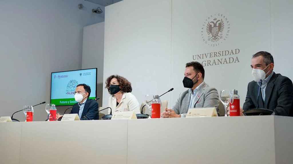 Juan Alberto Aragón Correa, codirector de la Cátedra Talento y Liderazgo; Pilar Aranda, rectora de la Universidad de Granada (UGR); Osmar Polo, director general de T-Systems Iberia; y Aitor Vinós, ‘senior advisor’ de T-Systems Iberia / UGR