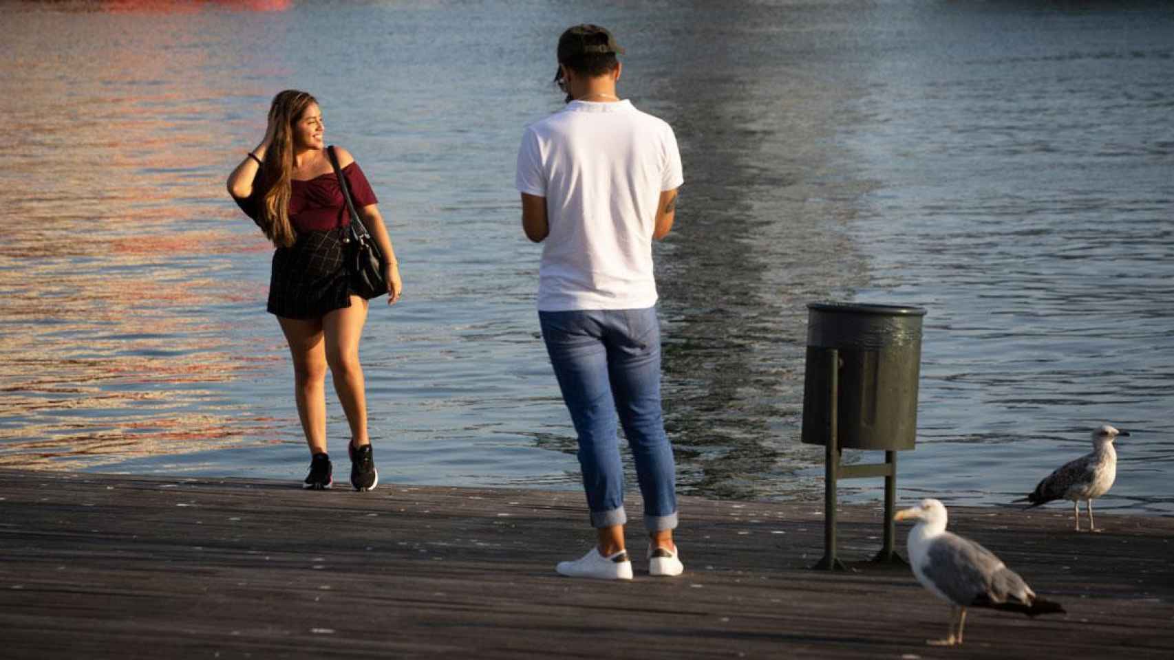 Dos turistas se hacen fotos en el Port Vell de Barcelona / EP