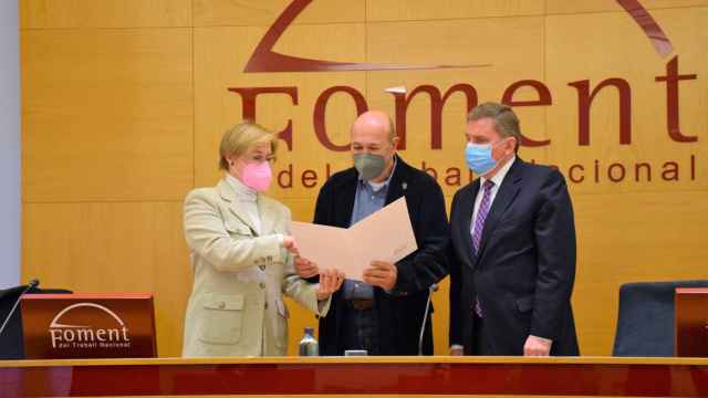 Joan Carles Gallego (en el centro), número 2 de los comuns por Barcelona, en su visita a Foment del Treball / FOMENT DEL TREBALL