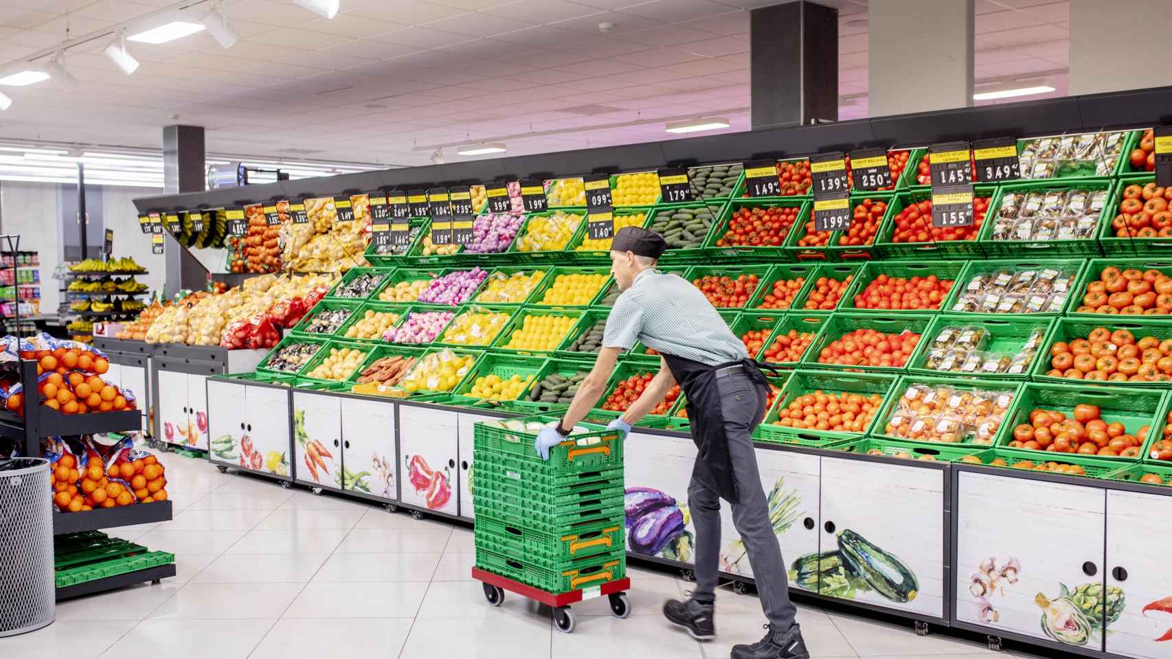 Trabajador de Mercadona en su puesto de trabajo / EP