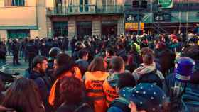 Activistas de los CDR en el centro de Barcelona frente a una línea policial y diversos restaurantes / CG