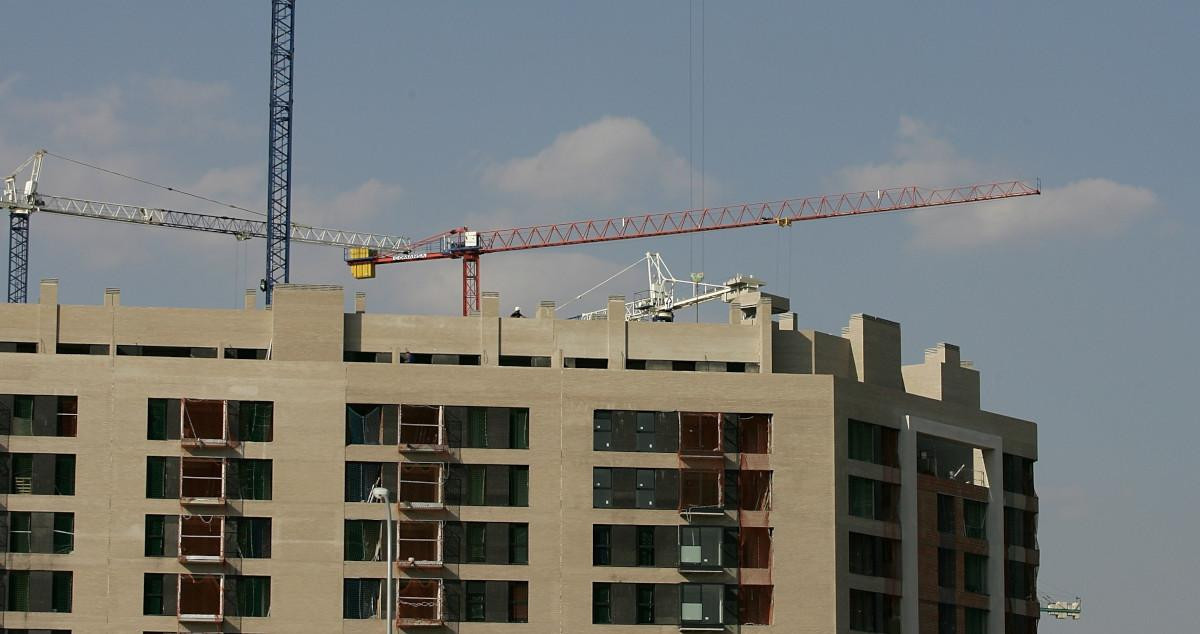 Un edificio de viviendas en construcción / EP