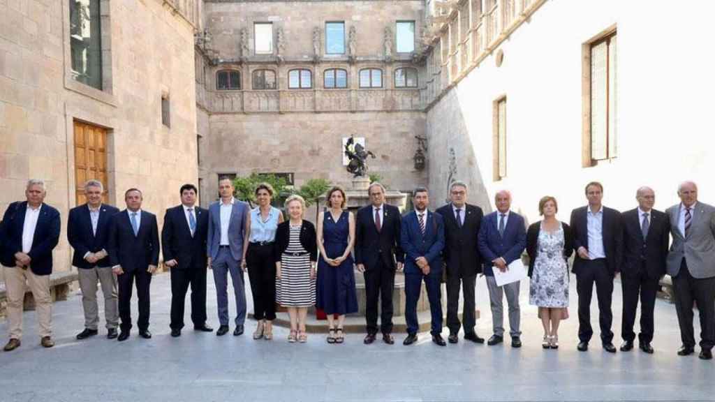 El presidente de la Generalitat, Quim Torra (c), junto a la consejera de Empresa, Àngels Chacón, y los presidentes de las 13 cámaras de comercio de Cataluña / GENCAT